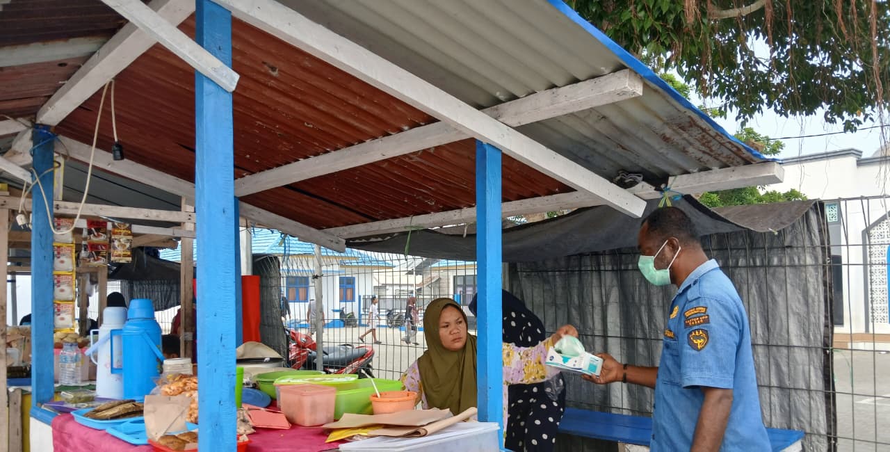  Kantor UPP Kelas III Geser Bagikan Masker Gratis kepada Penumpang dan Masyarakat Pelabuhan